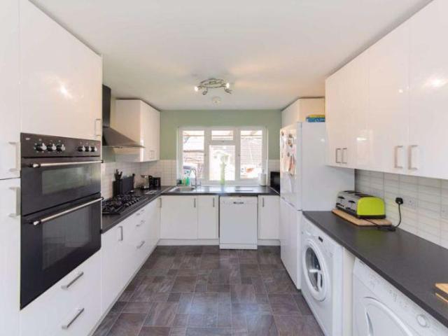 Pursley Road, London NW7 4 bed property to rent £3,100 pcm £715 pw