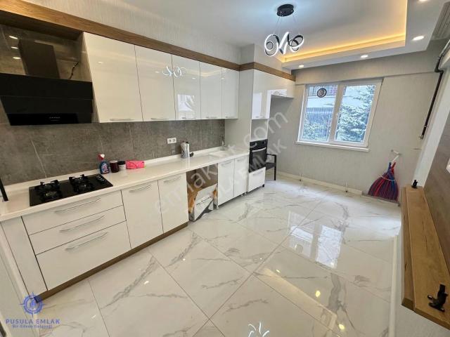 Ｐｕｓｕｌａ Ｅｍｌａｋ'ｄａｎ Sıfır Ayarında Caddeye Yakın 4+1 Kiralık Daire