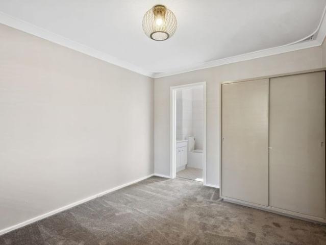 Put your bags down, take in some fresh air and enjoy this fresh, bright apartment in easy, breezy Daglish!