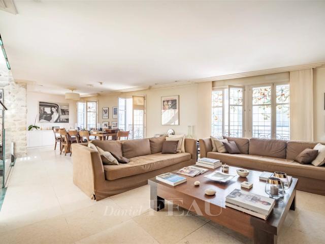 Puteaux Maison en pierre avec patio, dans une rue pavée au. 168m² Puteaux