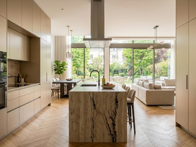 PUTEAUX CENTRE – Élégante maison familiale en pierre de taille avec jardin et parking