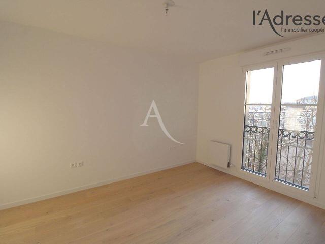 PUTEAUX/Cours Voltaire 2 pièces 49 m² /Parking