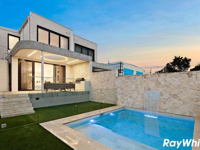 Putney designer duplex with pool, lift and basement