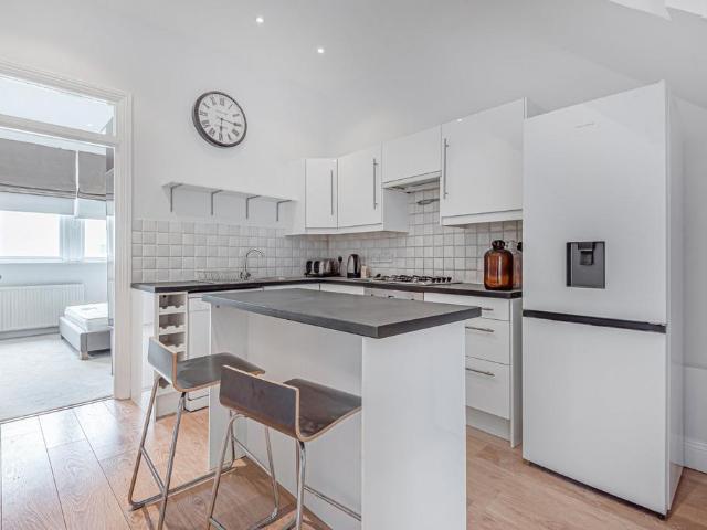 Putney High Street, Putney, London, SW15 2 bed flat to rent £2,425 pcm £560 pw