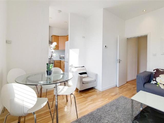 Lower Richmond, Putney, London, SW15 2 bed flat to rent £2,250 pcm £519 pw
