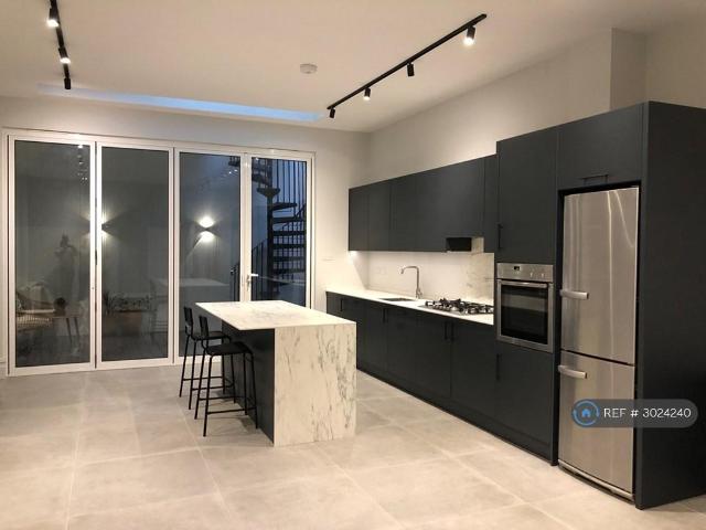 Putney, London, SW15 2 bed flat to rent £2,999 pcm £692 pw