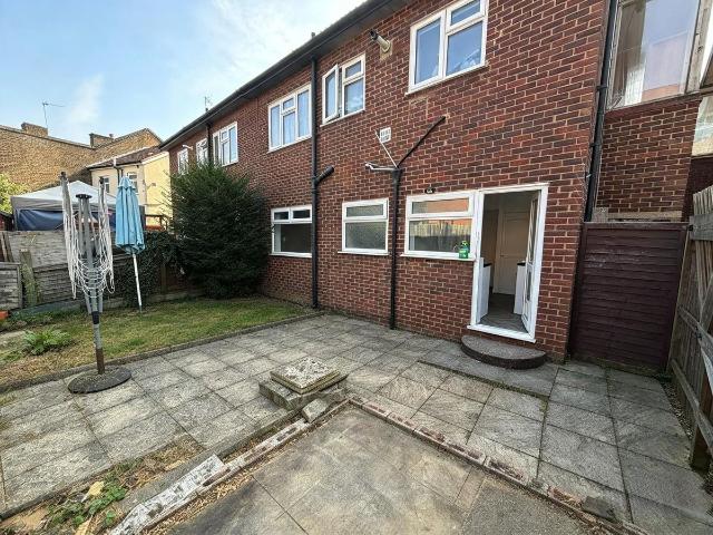 Putney Road EN3, 2 bed maisonette to rent, £1,850 pcm | PrimeLocation