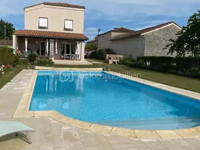 Puyréaux 16230 Achat / Vente maison 8 pièces t8 piscine terrasse
