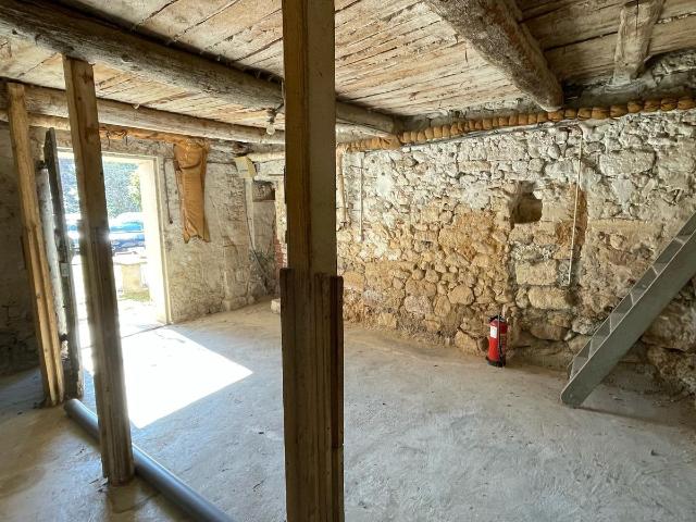 PUYRICARD Ancien corps de ferme à rénover