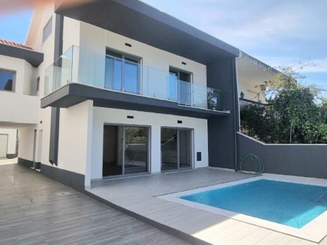 Moradia V4 com piscina e espaço exterior Costa da Caparica Almada