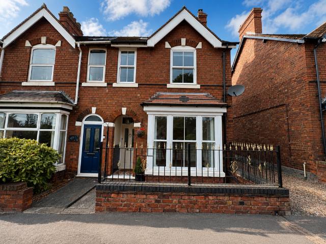 Pye Green Road, Cannock, WS11 3 bed house to rent £1,400 pcm £323 pw