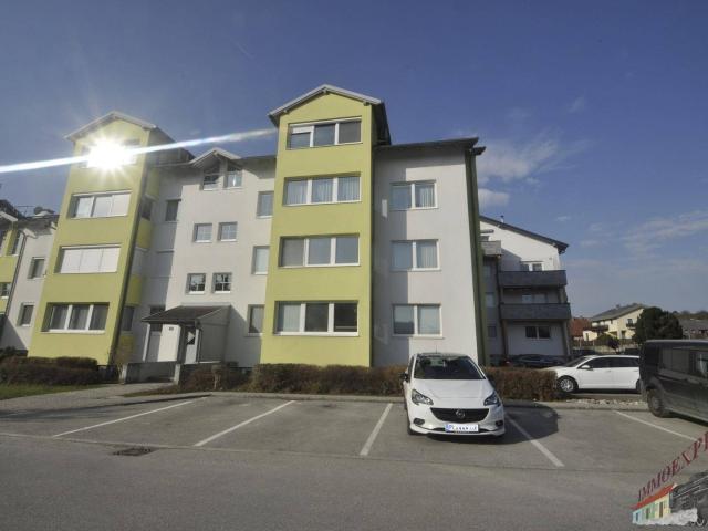 Pyhra: Leicht sanierungsbedürftige Dachgeschosswohnung mit Balkon und Stellplatz