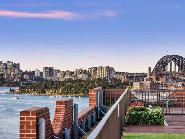 Pyrmont Prestigious 2 bedroom 1 Car Residence with Uninterrupted Harbour View