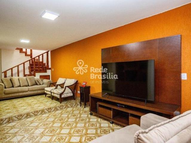 QNN 22 | Casa 5 quartos sendo 2 suítes, sala com 2 ambientes com 2 vagas de garagem Ceilândia Sul