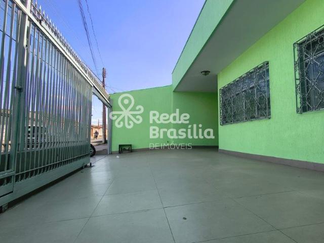 Excelente Casa Térrea na QNJ 04 Próxima à Av. Hélio Prates!Ideal para sua família em Taguatinga! Casa térrea espaçosa, com localização privilegiada bem próxima à Avenida Hélio Prates, garantindo fácil acesso a comércio, transporte e serviços