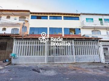 QRO A Casa Sobrado com 7 quartos sendo 3 suítes 4 vagas de garagem Candangolândia