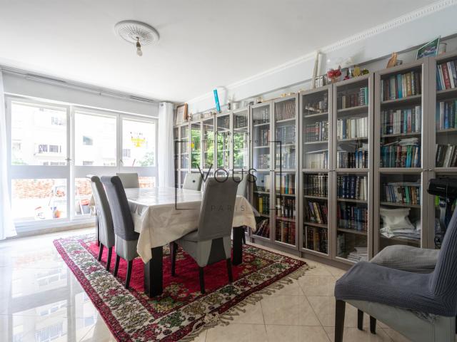 Quatre pièces avec balcon filant proche des Buttes Chaumont. 94m² Paris 19ème