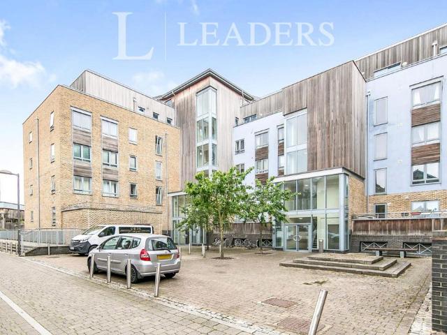 Quayside Drive, Colchester, CO2 2 bed flat to rent £1,100 pcm £254 pw