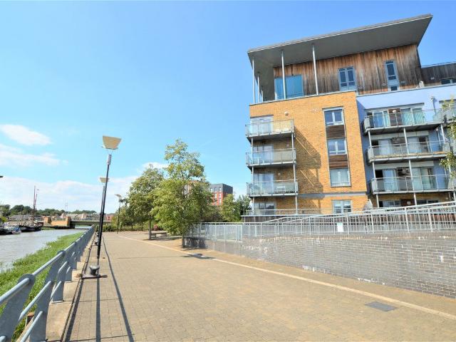Quayside Drive, Colchester CO2, 2 bed flat to rent, £1,300 pcm | PrimeLocation