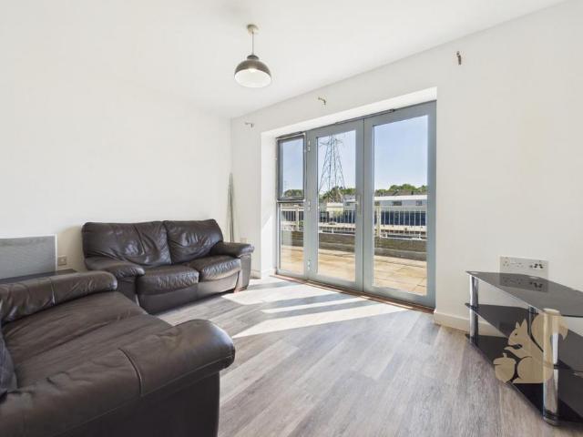 Quayside Drive, Colchester 2 bed apartment to rent £1,275 pcm £294 pw