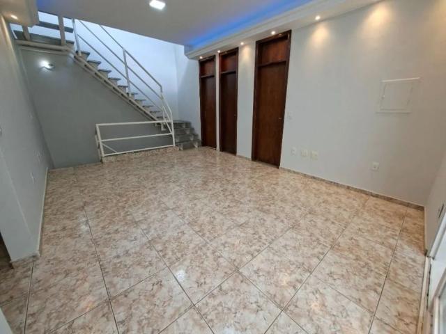 QUADRA 32 SETOR OESTE GAMA Casa espaçosa e imponente de três pavimentos, com garagem e nove qu