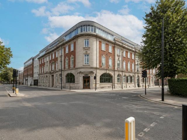 Quadrangle House, Romford Road. 1 bed flat to rent £1,650 pcm £381 pw