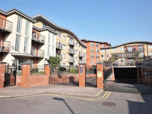 Quadrant Court, Jubilee Square. 2 bed apartment to rent £1,450 pcm £335 pw