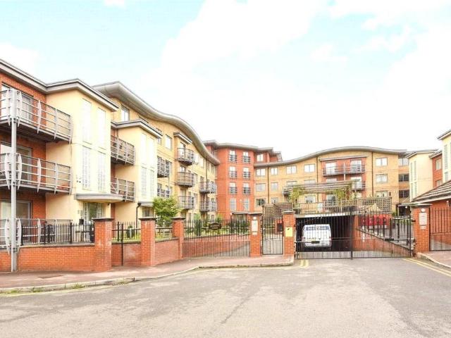 Quadrant Court, Jubilee Square. 2 bed flat to rent £1,450 pcm £335 pw