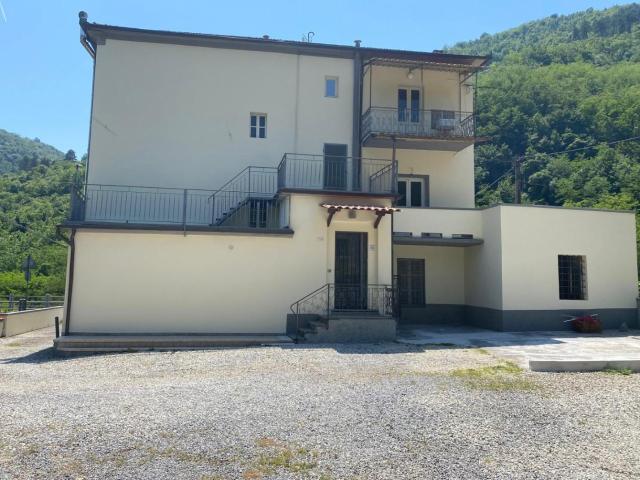 Quadrilocale con terrazzo, Pescaglia piegaio