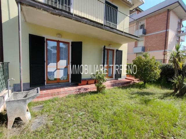 Quadrilocale arredato in affitto, Massa marina di