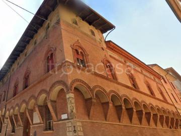 Quadrilocale in affitto a Bologna piazza de' Calderini, Castiglione Tribunale