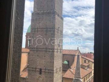 Quadrilocale in affitto a Bologna via Rizzoli, Centro Storico