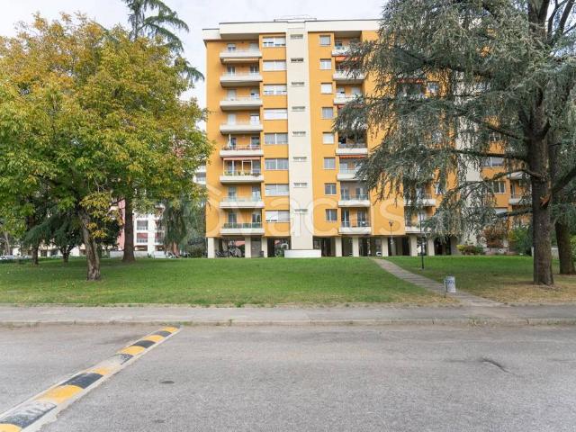 Quadrilocale in vendita a Opera via Sporting Mirasole