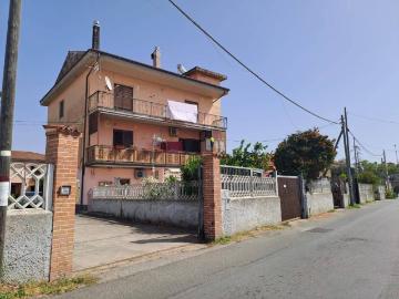 Quadrilocale in vendita a Borgia via Palmiro Togliatti, Roccelletta