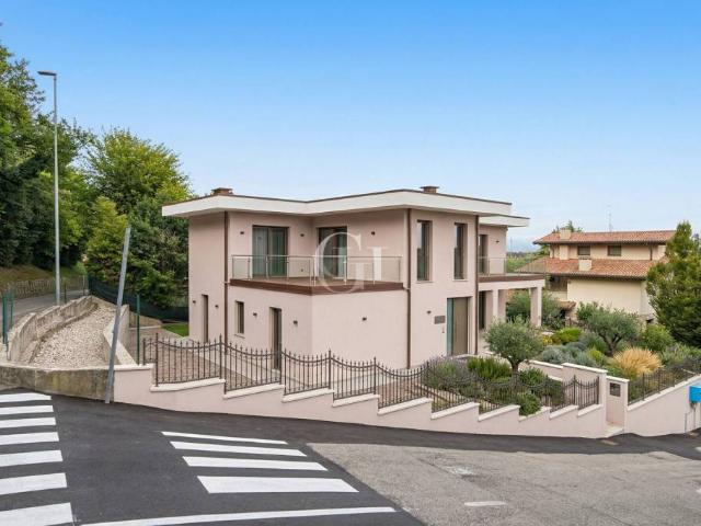 Quadrilocale in vendita a Desenzano del Garda, Desenzano del Garda