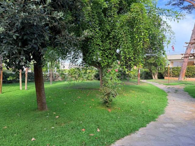 Quadrilocale in vendita a Fiumicino via l'Ardenza, Fregene