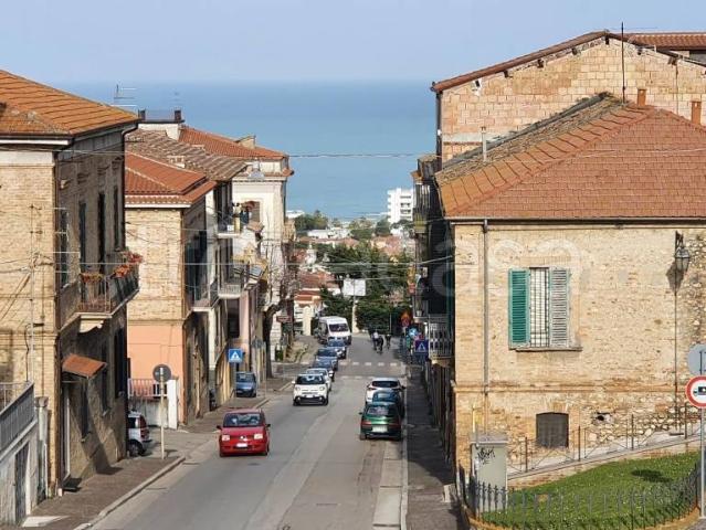 Quadrilocale in vendita a Giulianova via Amendola, 5