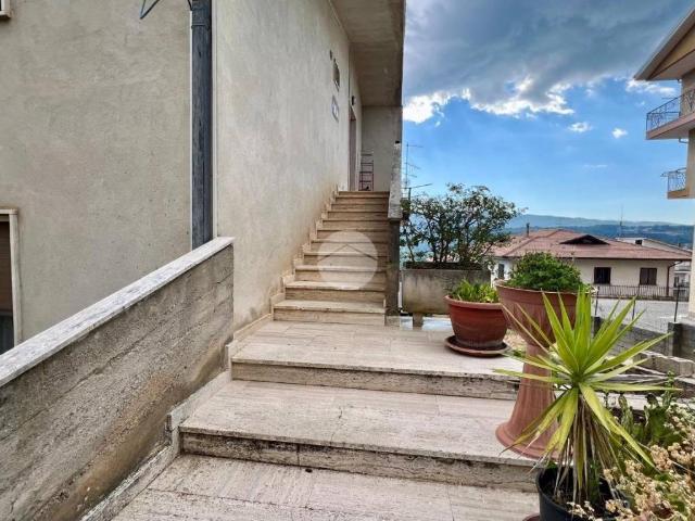 Quadrilocale in vendita a Rogliano via Eugenio Altomare, 8