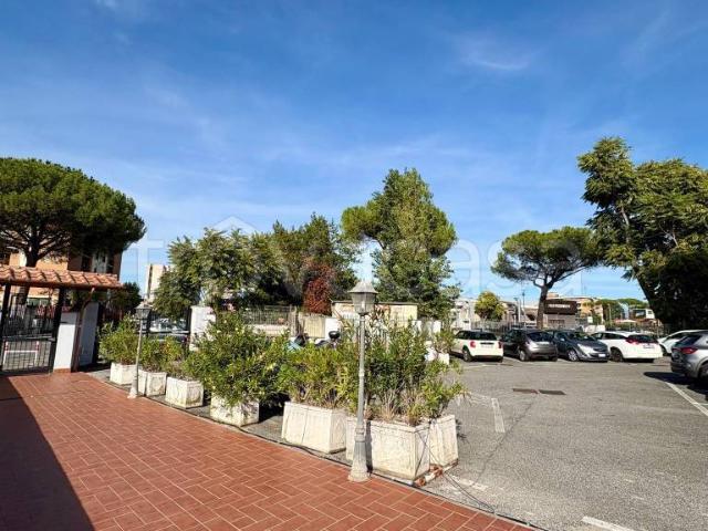 Quadrilocale in vendita a Roma via Orazio Raimondo, 43, Romanina