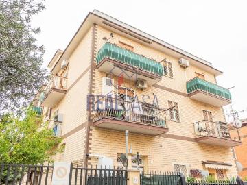 Quadrilocale in vendita a Roma via Polimnia, 9, Torre angela
