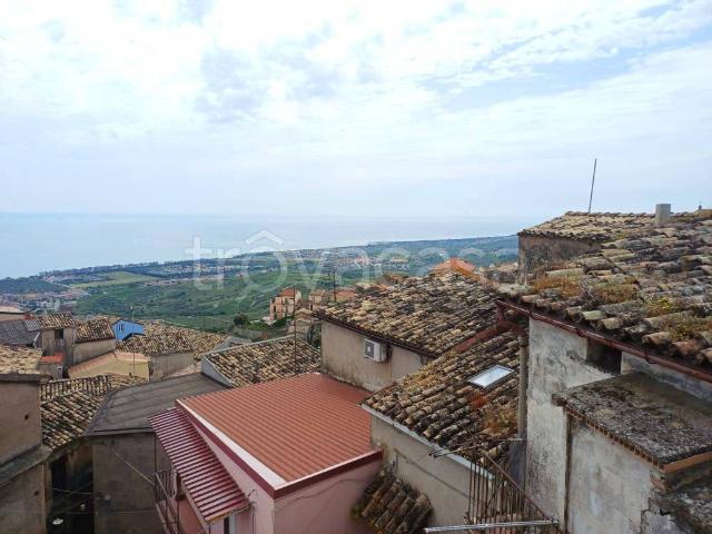 Quadrilocale in vendita a Sant'Andrea Apostolo dello Ionio via Vittorio Emanuele, 30