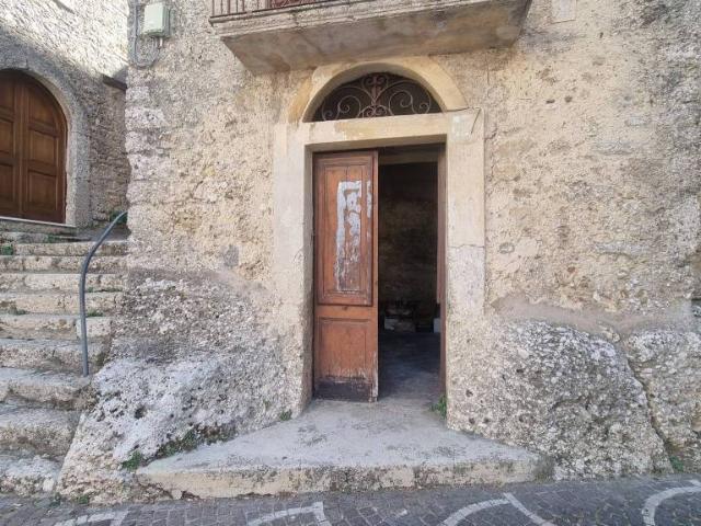Quadrilocale in vendita a Santopadre via Notargiacomo Ettore