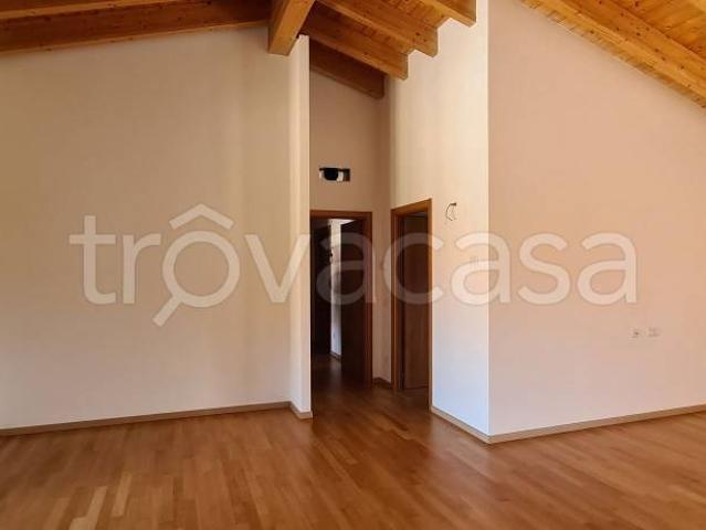 Quadrilocale in vendita a Sesto Calende via Sempione, 57