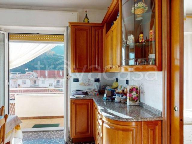Quadrilocale in vendita a Vado Ligure via Pietro Sacco, 21, Valle Di Vado