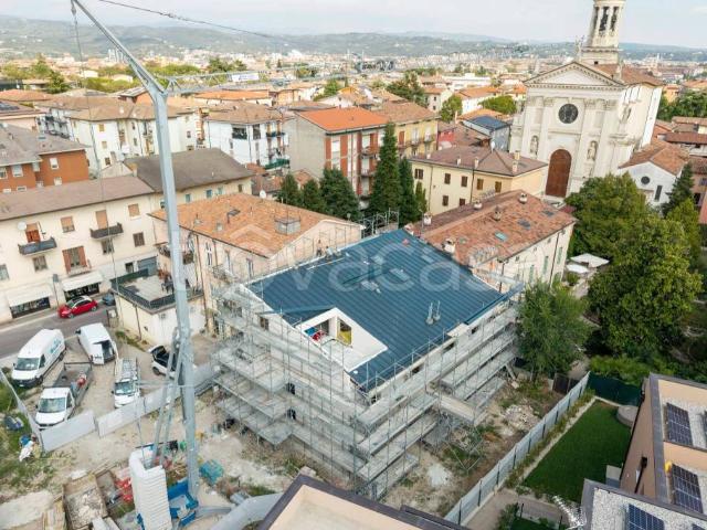 Quadrilocale in vendita a Verona via Beniamino Romagnoli, San Massimo Croce Bianca