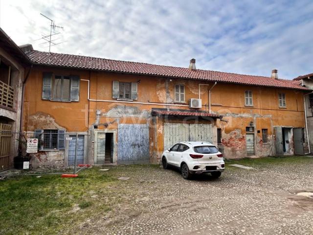 Quadrilocale in vendita ad Albizzate via Privata al Castello