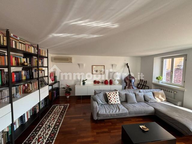 Quadrilocale ottimo stato, quarto piano, Città Vecchia, Trieste