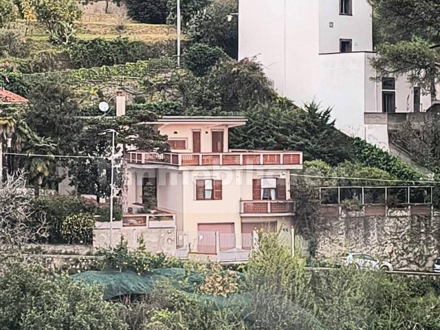 Quadrilocale su più livelli, Vietri sul Mare