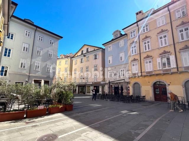 Quadrilocale piazza di Cavana, Città Vecchia, Trieste