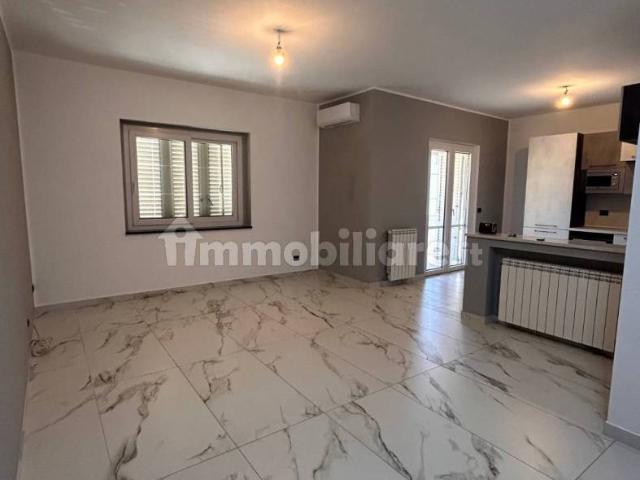 Quadrilocale via Cile 1, Tufolo, Farina, Crotone